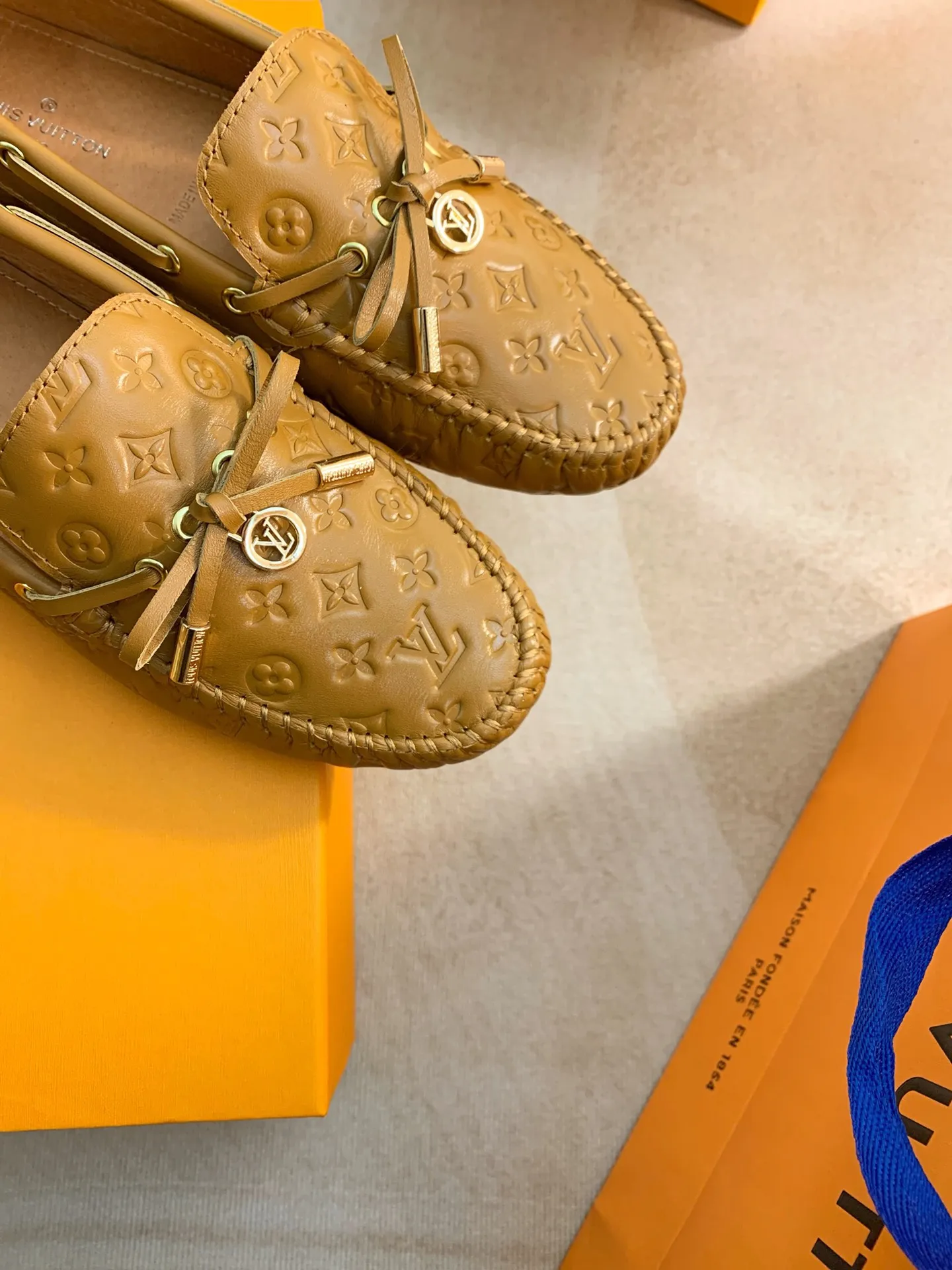 p460💰Couple model❤️🇫🇷 𝙇𝙤𝙪𝙞𝙨 𝙑𝙪𝙞𝙩𝙩𝙤𝙣 🇫🇷Louis Vuitton 2023 Classic𝓛𝓿 𝓣𝓻𝓪𝓲𝓷𝓮𝓻 Sports Series ➪➪➪¯ [Arizona Doudou Shoes Series] ▪️▪️▪️Arizona slip-on shoes are made of Monogram Eclipse canvas. Its hand-painted and dyed edges and hand-sewn uppers fully demonstrate Louis Vuitton's traditional shoemaking craftsmanship. This slip-on shoe is very lightweight. The integrated tongue and upper make it particularly comfortable and flexible. The soft outsole is equipped with rubber padding. Decorated with matching sash. Detailed features: ☑️Monogram Eclipse canvas ☑️Black Eclipse pattern ☑️Hand-painted shoe edges ☑️Hand-sewn uppers (each pair takes time to process) ☑️Integrated tongue and upper construction ☑️Outsole equipped with rubber lining ☑️size: 35_46